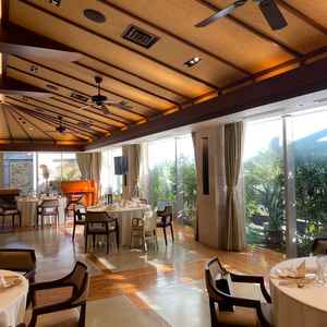 バリ会場は南国リゾートを思わせる落ち着いた色味と木目調のデザインが特徴的でした。