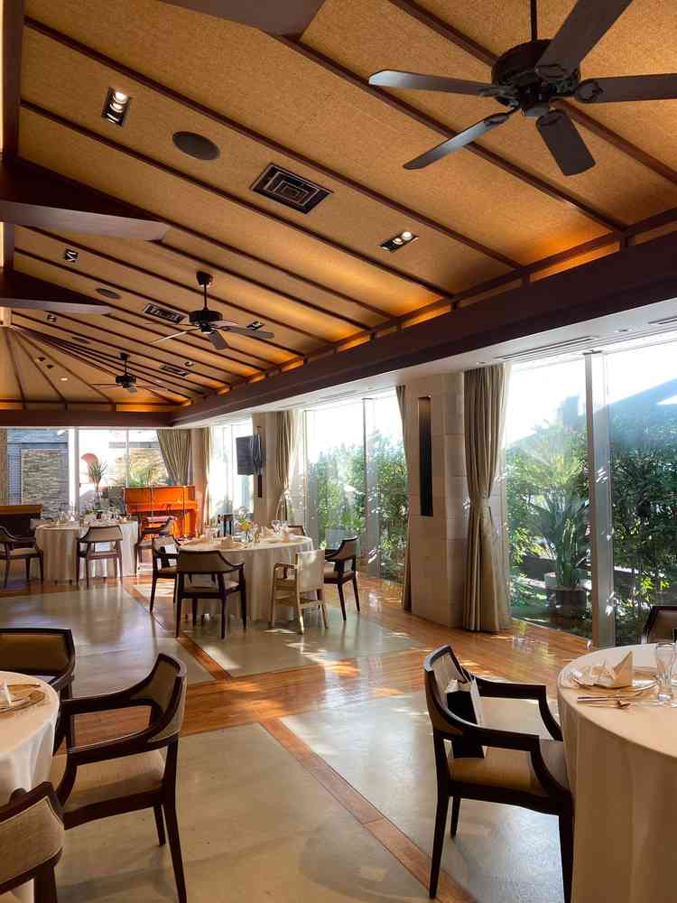 バリ会場は南国リゾートを思わせる落ち着いた色味と木目調のデザインが特徴的でした。