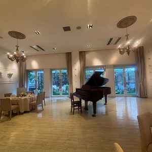 披露宴会場。ピアノ演奏が可能だったりガーデンが奥に見えて開放感がある。