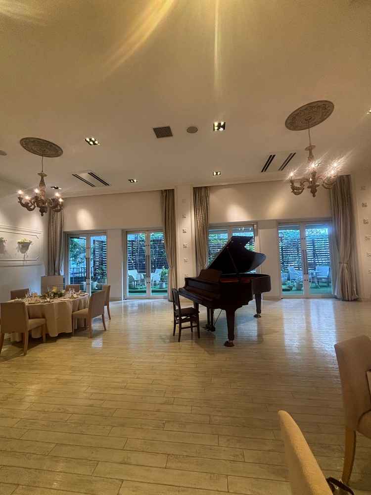 披露宴会場。ピアノ演奏が可能だったりガーデンが奥に見えて開放感がある。