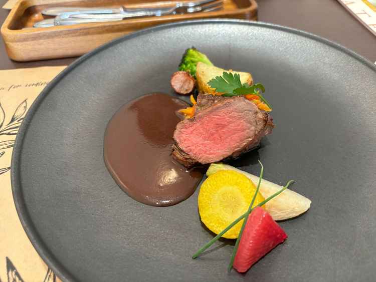 試食のメインプレート。お肉は柔らかく、野菜も大きめで素材本来の旨みをしっかりと感じられました。