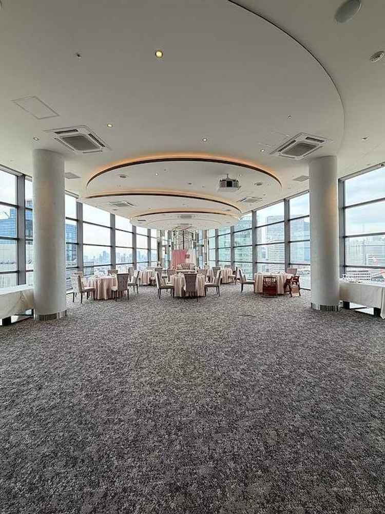 披露宴会場の写真。テーブルクロス等で雰囲気は色々変更できそうな感じでした。