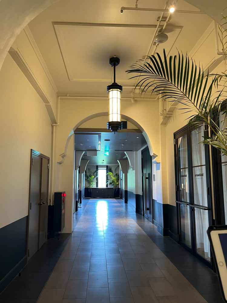 控室等ある廊下