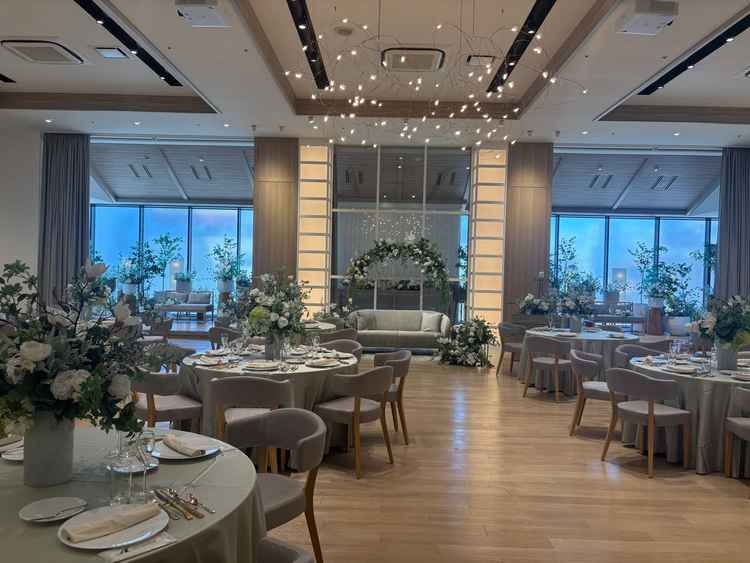 披露宴会場です。私はこちらの会場が1番気に入りました！隣のビルが見えないように工夫してるのも良かった