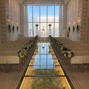 花が特に魅力的だった。外から入る日差しもちょうどよくキラキラして見えた。花嫁のように歩かせてもらえた