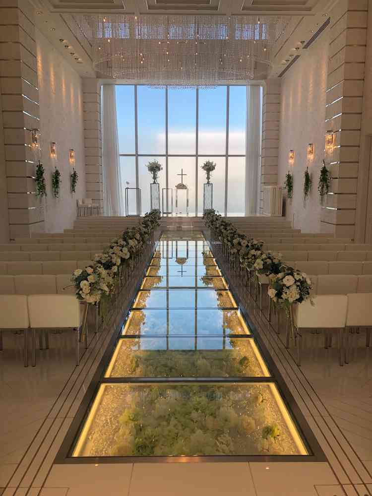 花が特に魅力的だった。外から入る日差しもちょうどよくキラキラして見えた。花嫁のように歩かせてもらえた