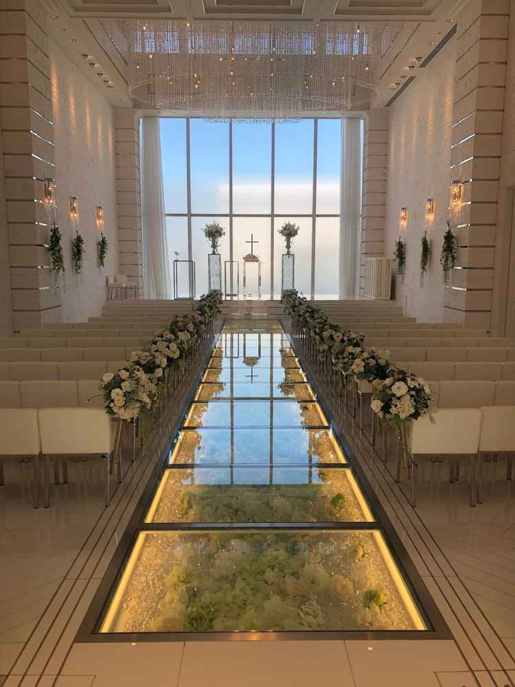 花が特に魅力的だった。外から入る日差しもちょうどよくキラキラして見えた。花嫁のように歩かせてもらえた