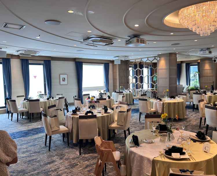 5階パーティー会場。奥に趣味の物を並べられるスペースが確保できるところが印象的だった。