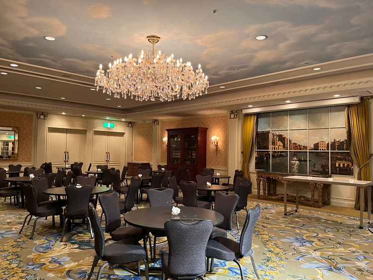 参列者の披露宴前控え室。別の披露宴会場を控え室として使用できる。