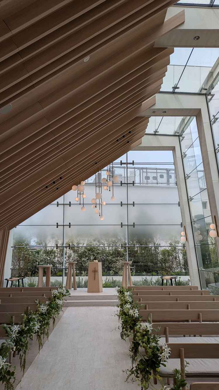 挙式会場。ぱらぱらと雨が降るくもりの日でしたが、十分明るかったです。