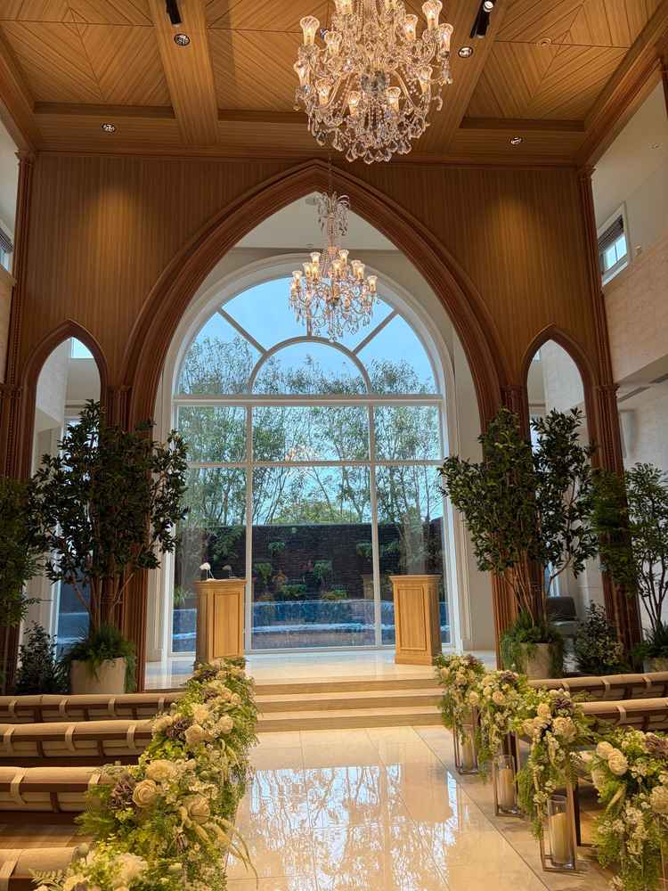 滝流れるチャペルの写真。木が落ち着く印象を与えてくれました。