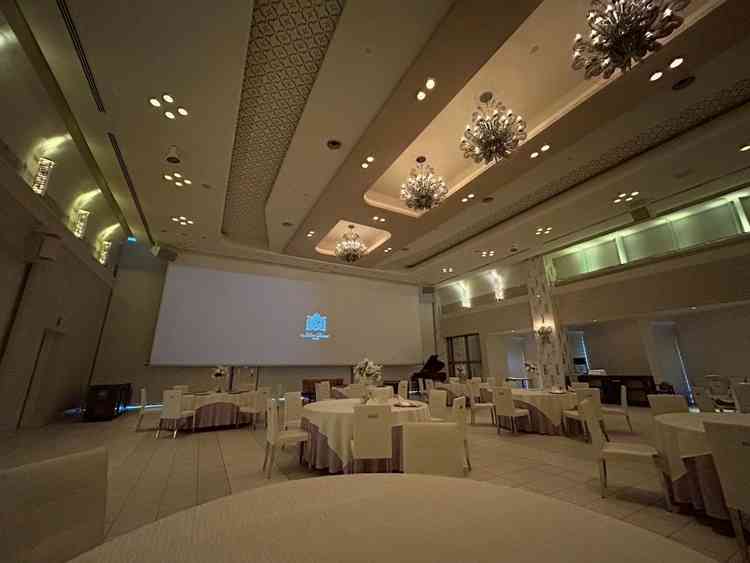 試食会場で入った実際にも使われている披露宴会場。壁いっぱいのスクリーンで流れる映像が大迫力でした！