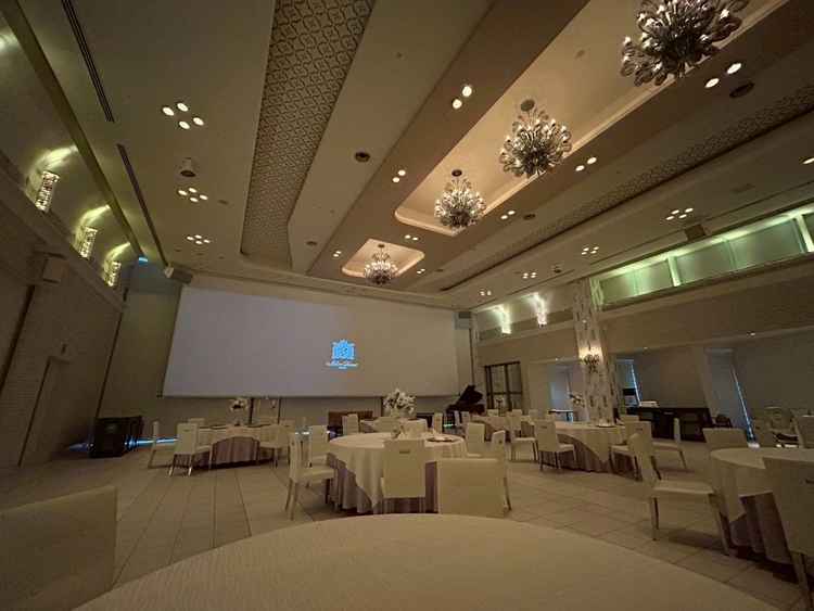 試食会場で入った実際にも使われている披露宴会場。壁いっぱいのスクリーンで流れる映像が大迫力でした！