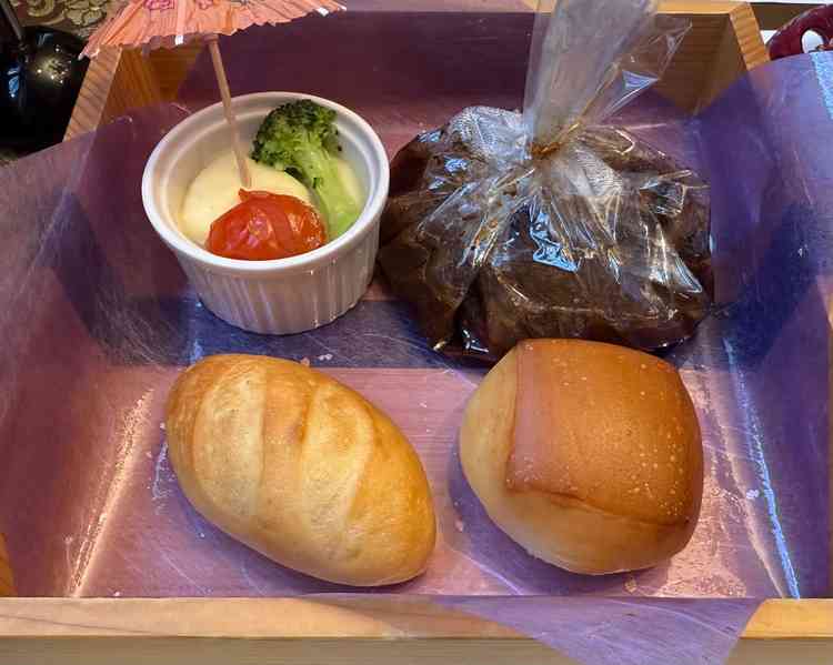 ビーフシチューはお肉がほろほろで美味しかった