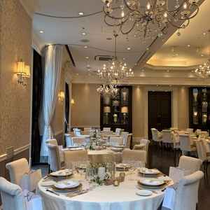 スクエア型が特徴の披露宴会場。