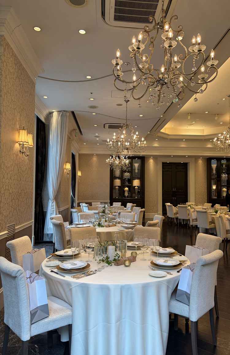 スクエア型が特徴の披露宴会場。