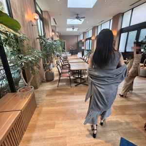 待合室の写真。緑豊かで参加者が談笑している様子がイメージできました