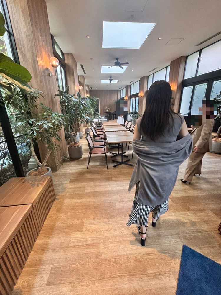 待合室の写真。緑豊かで参加者が談笑している様子がイメージできました