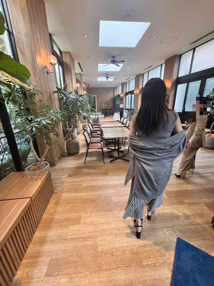 待合室の写真。緑豊かで参加者が談笑している様子がイメージできました