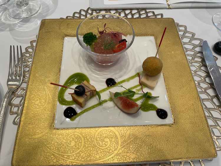 バルサミコ酢が食べ慣れなかったり、ブルーベリーとフォアグラの創作料理感が好みではなかったのだけ残念。