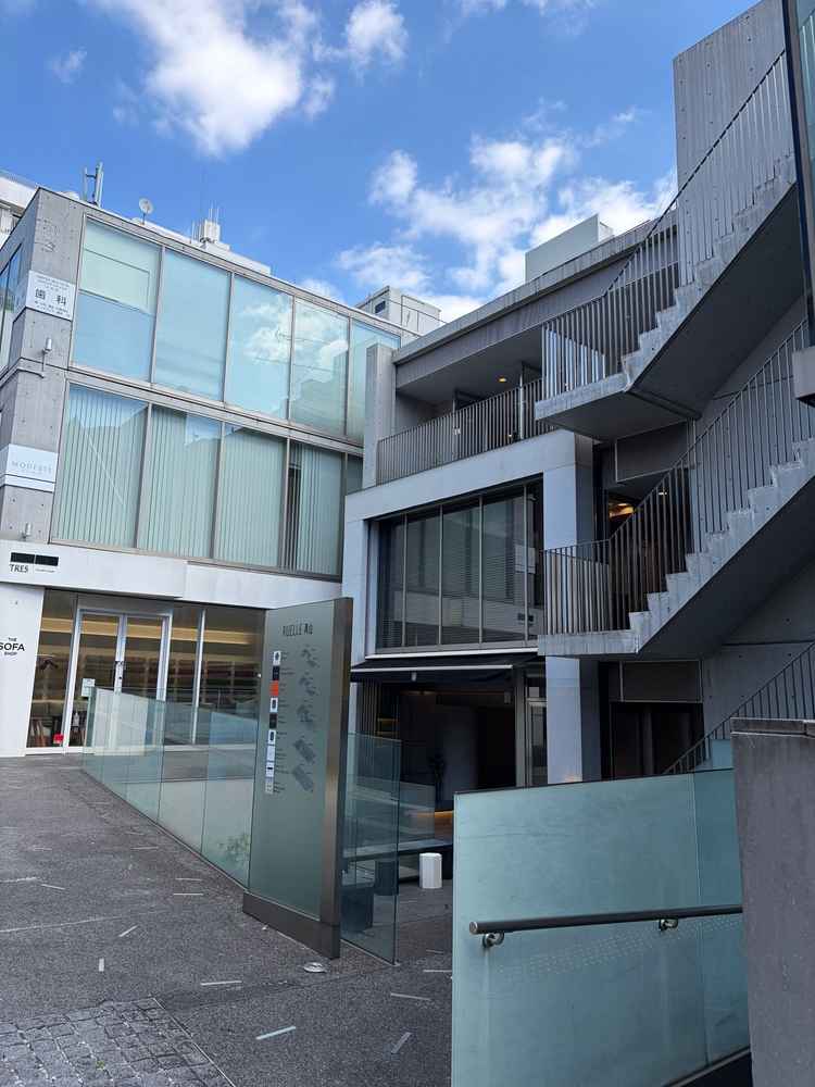 外観だと結婚式場とわからないですが、隠れ家的式場のため、地下に入ると雰囲気ががらっと変わりました。