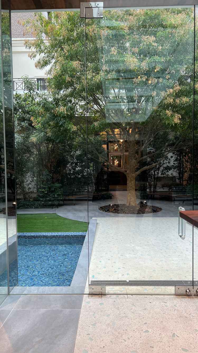 中から見るとこんな感じになっています。ここに置きたいものがあったので挙式中にそれが見えるのがいいです