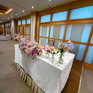 カラフルなお花で飾られた高砂がとてもきれいでした。ほどよい高さがあり参列者の顔が見やすそうです。