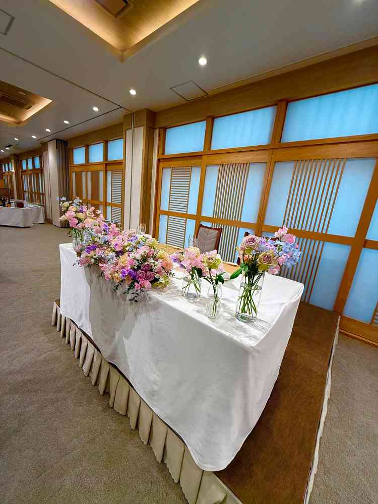 カラフルなお花で飾られた高砂がとてもきれいでした。ほどよい高さがあり参列者の顔が見やすそうです。