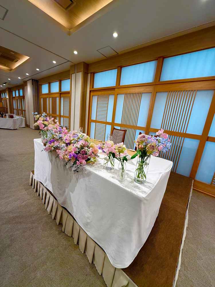 カラフルなお花で飾られた高砂がとてもきれいでした。ほどよい高さがあり参列者の顔が見やすそうです。