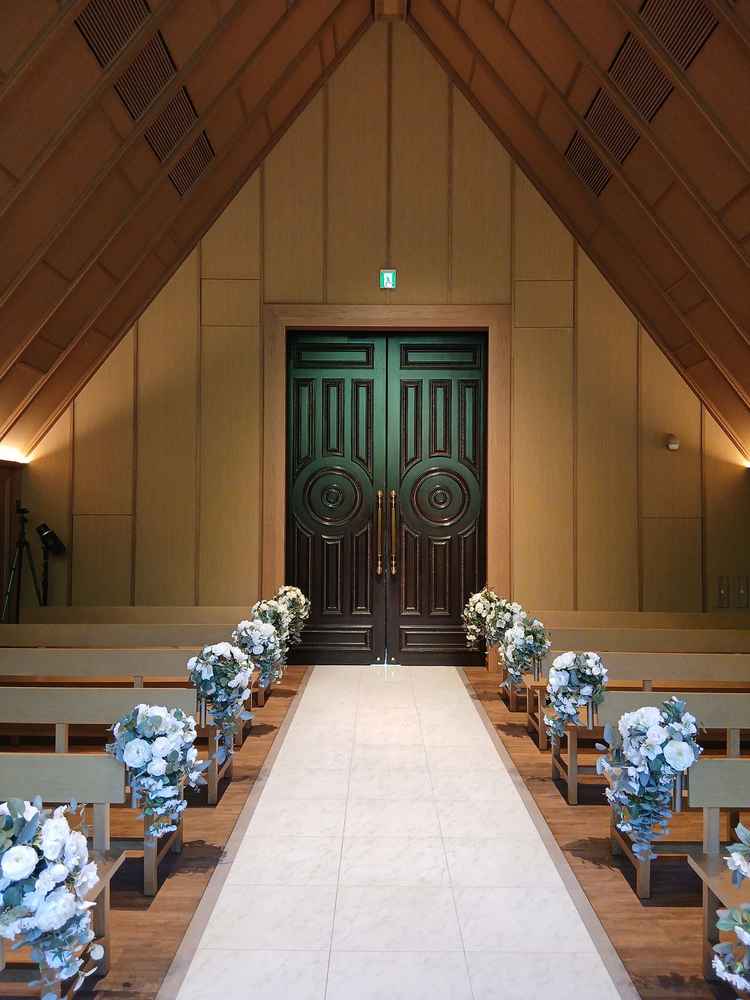 森のチャペルの印象、キリスト式だと生演奏が披露されチャペル内に音が響き渡る構造になっている。