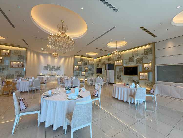 白を基調とした可愛らしい披露宴会場