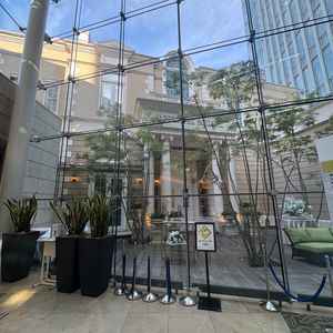 改札を出て、エスカレーターを上がっていく際に見える外観。丘の上にあるため、空と建物が一度に見える。