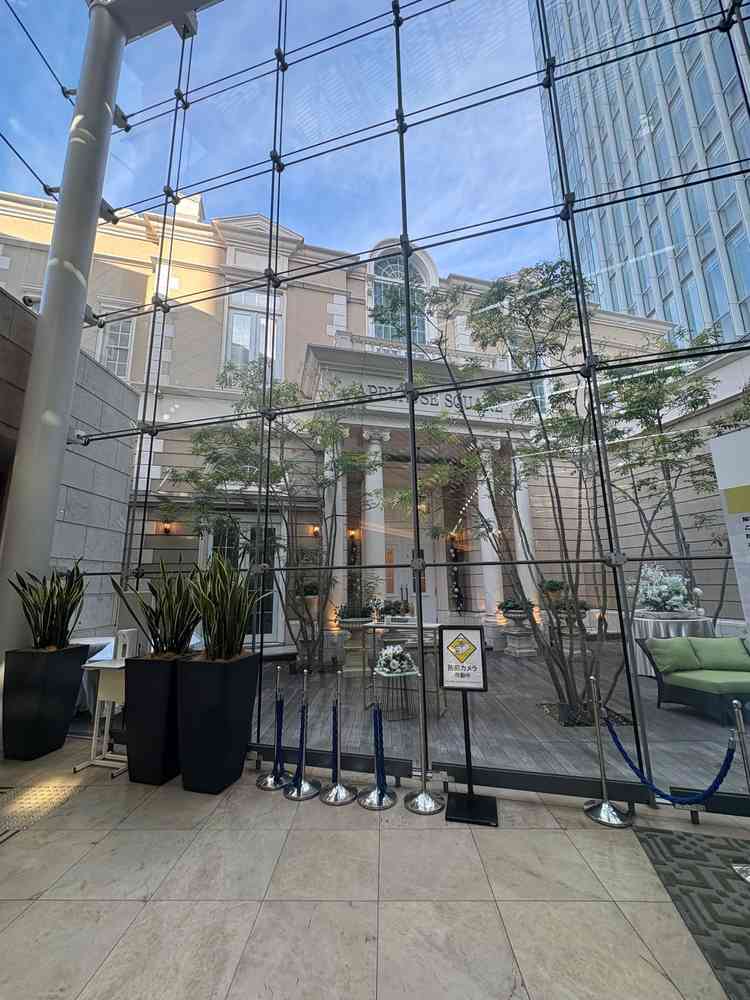 改札を出て、エスカレーターを上がっていく際に見える外観。丘の上にあるため、空と建物が一度に見える。