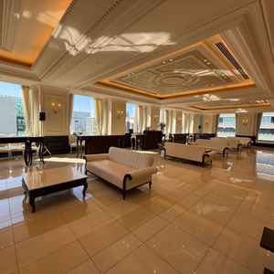 待合室。待合室は広く結婚式でありがちな席の譲り合いにならず皆んなで過ごせそう。