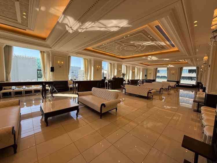 待合室。待合室は広く結婚式でありがちな席の譲り合いにならず皆んなで過ごせそう。