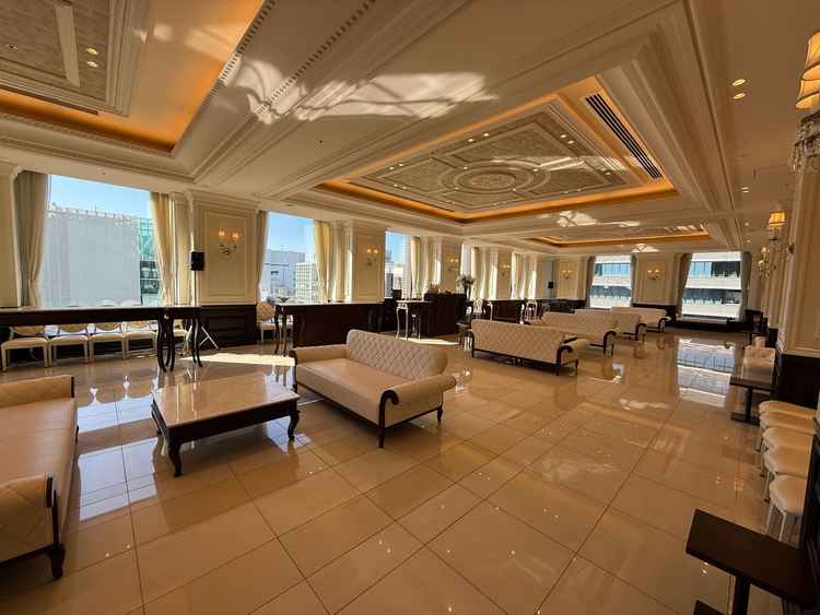 待合室。待合室は広く結婚式でありがちな席の譲り合いにならず皆んなで過ごせそう。