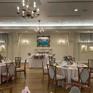 披露宴会場内の様子です。装花などによって好みの雰囲気に変えられるとのことでした。