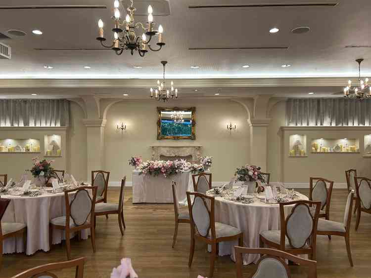 披露宴会場内の様子です。装花などによって好みの雰囲気に変えられるとのことでした。