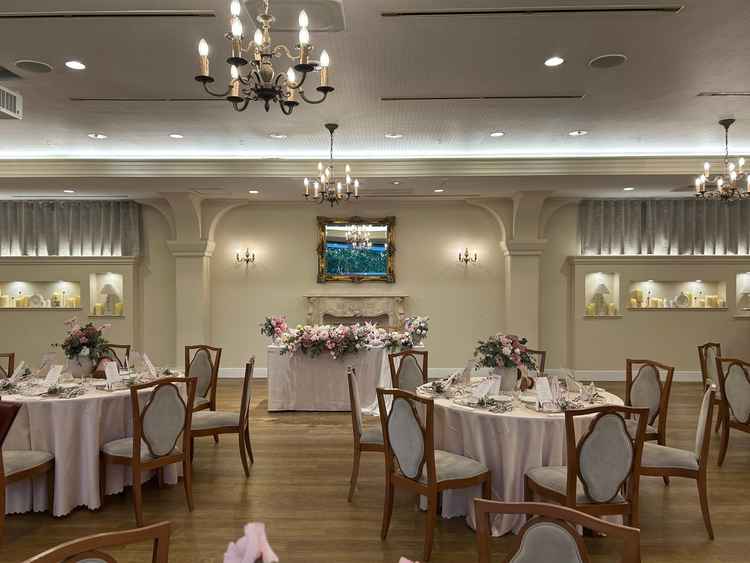 披露宴会場内の様子です。装花などによって好みの雰囲気に変えられるとのことでした。