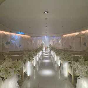 白が貴重で、壁の凹凸はダイヤモンドをモチーフにしたデザインで洗練された雰囲気。写真で見るより綺麗。