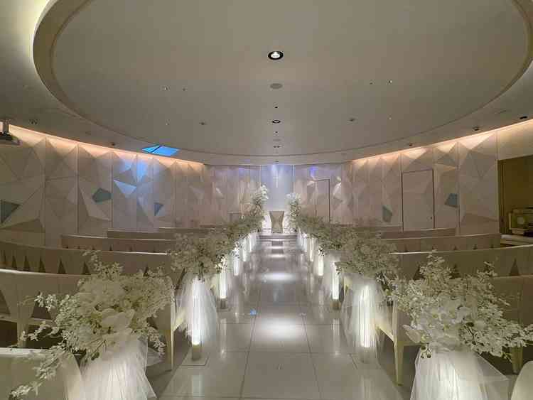 白が貴重で、壁の凹凸はダイヤモンドをモチーフにしたデザインで洗練された雰囲気。写真で見るより綺麗。