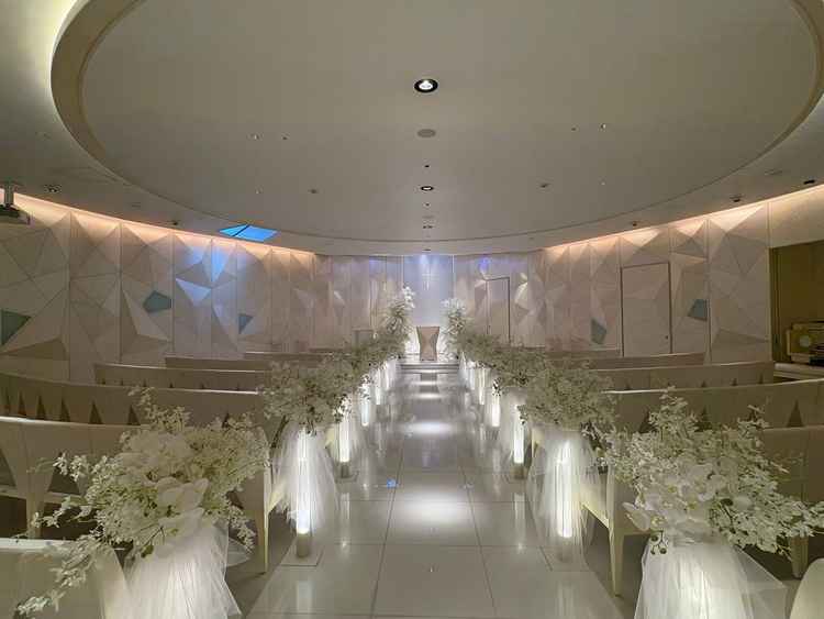 白が貴重で、壁の凹凸はダイヤモンドをモチーフにしたデザインで洗練された雰囲気。写真で見るより綺麗。