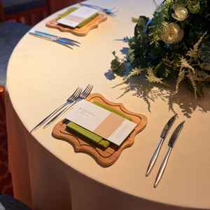 披露宴会場のテーブルコーディネートがオシャレ