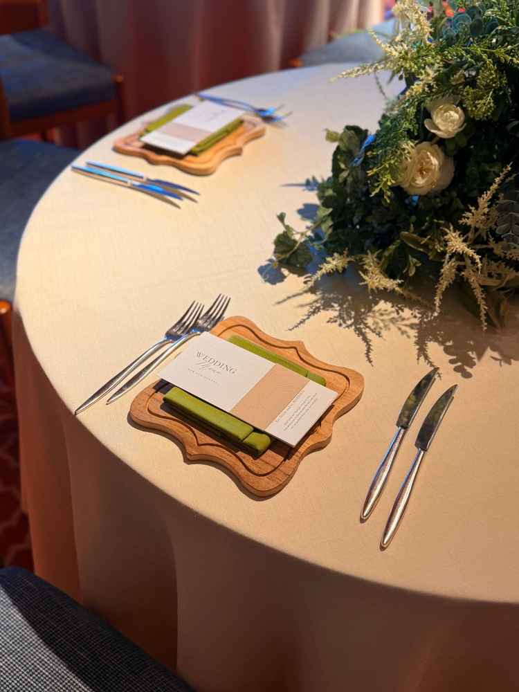 披露宴会場のテーブルコーディネートがオシャレ