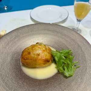 大人気のヒラメのパイ包み！アツアツでとても美味しかった。お皿も温かかった。