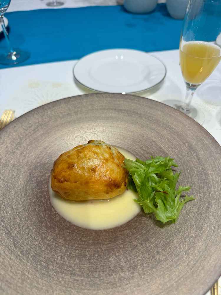 大人気のヒラメのパイ包み！アツアツでとても美味しかった。お皿も温かかった。