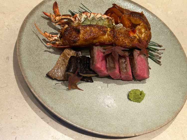 メイン料理。オマール海老の雲丹味噌焼き。箸で食べられるように工夫されており美味しかったです。