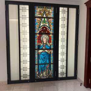 ステンドグラスが印象的で、神聖な空間でした。