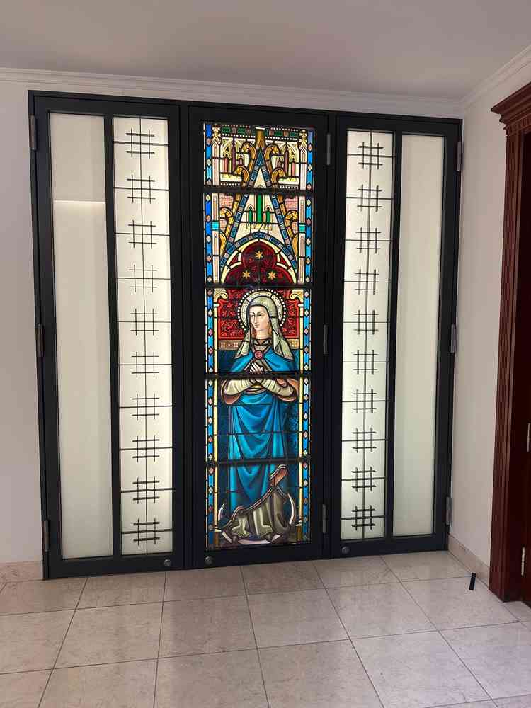 ステンドグラスが印象的で、神聖な空間でした。