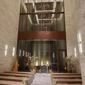 チャペル見学時は外が暗かったが、外の壁を流れる水に明かりがきらめいて幻想的だった。